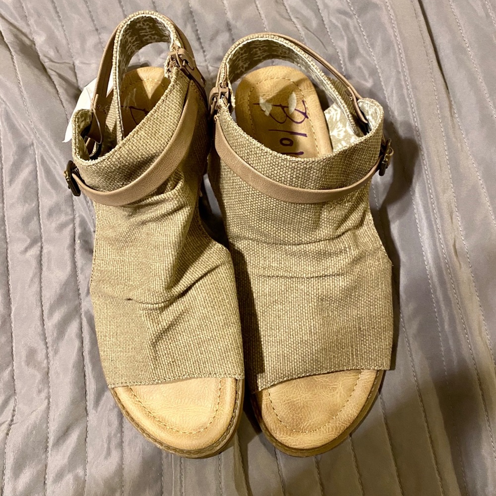 NWT- sandals!